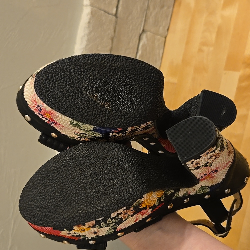 Chase + Chloe Floral Platform Heels - Picture 7 of 10